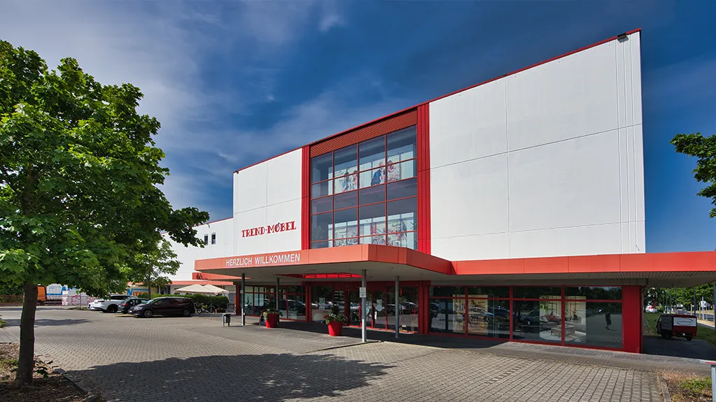 sek-scheer-ehrke-fallstudie-kaltwassererzeugung-trend-moebel-2 Außenansicht Interliving Trend-Möbel