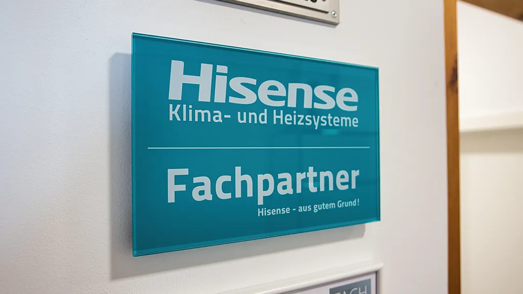 sek-scheer-ehrke-hisense-fachpartner Hisense Fachpartner Schild