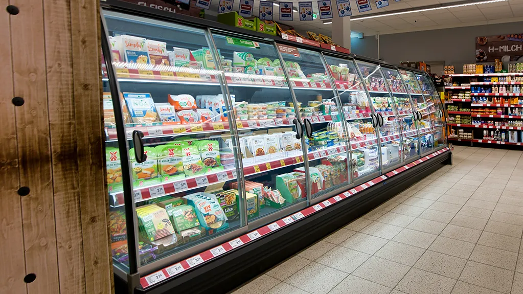 Kühlregal in einem Supermarkt