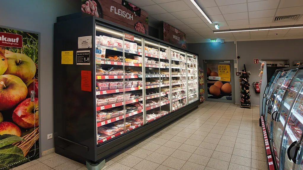 Wandkühlregal in einem Supermarkt