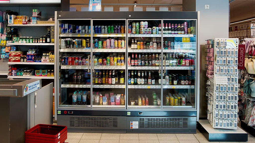 Getränkekühlregal in einem Supermarkt
