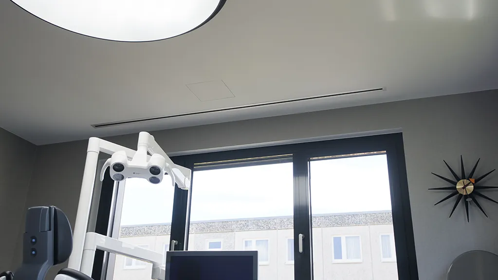 Schlitzschienenauslässe einer eleganten Klima-Lösung in einer Arztpraxis