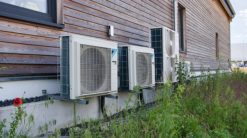 Wärmepumpen an Hausrückseite