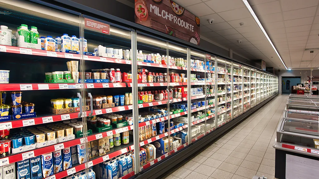 Wandkühlregale in einem Supermarkt